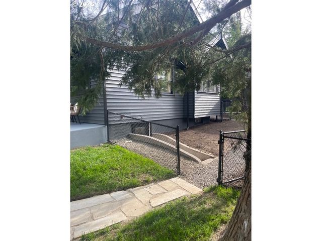 5908 Sw 45TH Ave, Portland, OR 97221