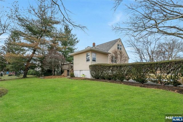 90 Arnot Place, Paramus, NJ 07652