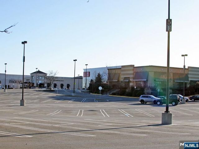 90 Arnot Place, Paramus, NJ 07652