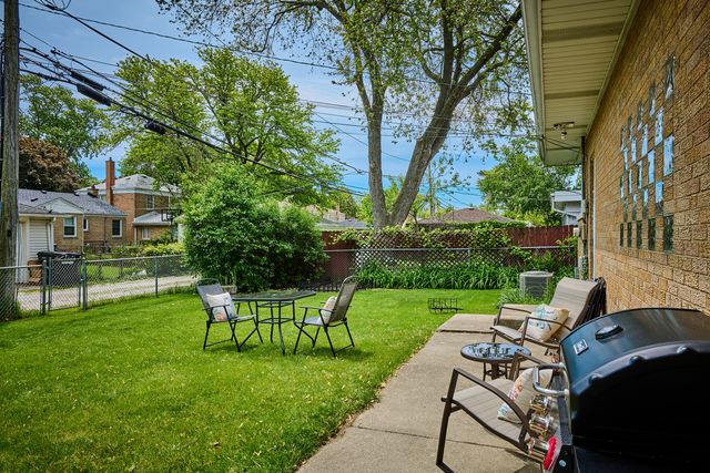 4555 Cleveland Street, Skokie, IL 60076