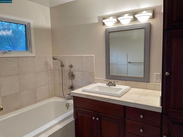 625 Las Barrancas Dr, Danville, CA 94526