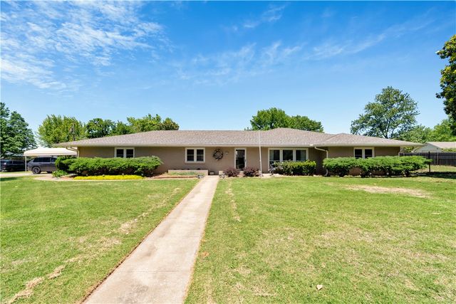 114 W Douglas Street, Prairie Grove, AR 72753