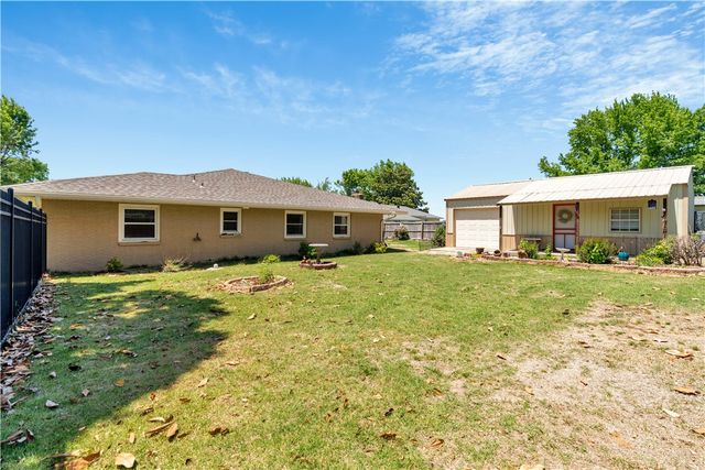 114 W Douglas Street, Prairie Grove, AR 72753