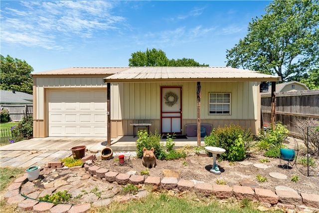 114 W Douglas Street, Prairie Grove, AR 72753