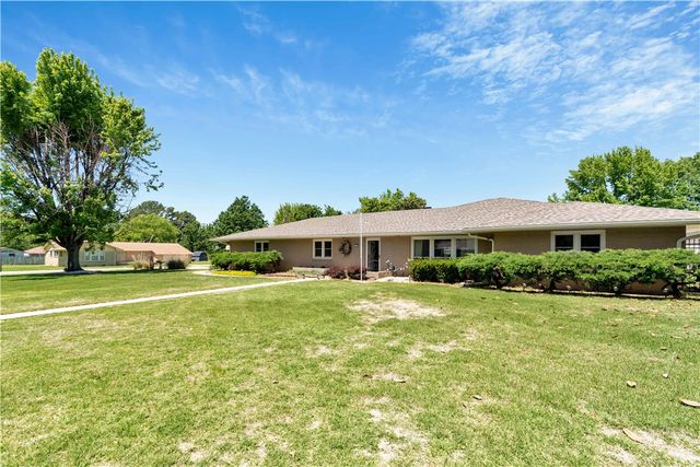 114 W Douglas Street, Prairie Grove, AR 72753
