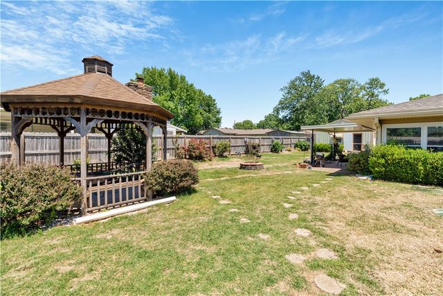 114 W Douglas Street, Prairie Grove, AR 72753