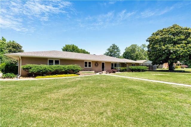 114 W Douglas Street, Prairie Grove, AR 72753
