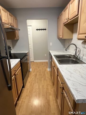 85 Woodsedge Drive APT 3C, Newington, CT 06111