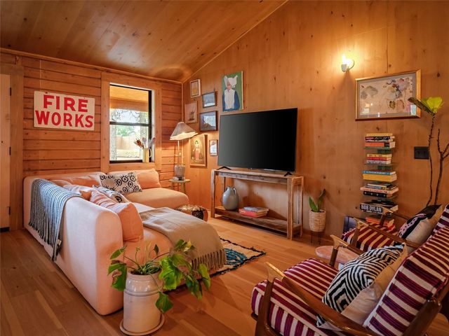 127 Marina RD, Smithville, TX 78957