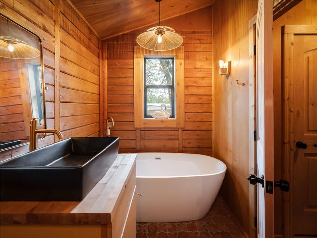 127 Marina RD, Smithville, TX 78957