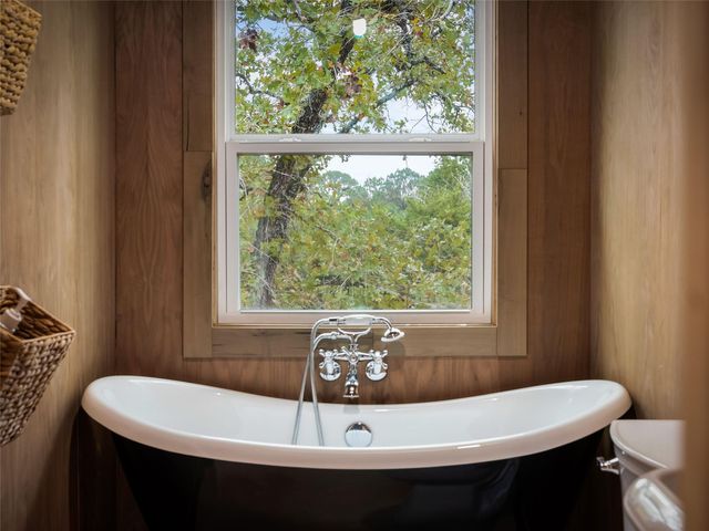 127 Marina RD, Smithville, TX 78957