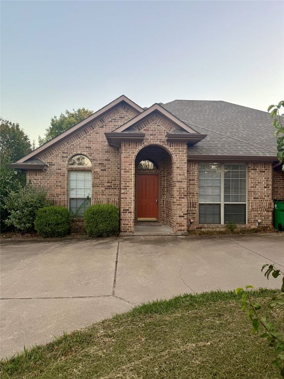 106 Wellington Court, Waxahachie, TX 75165