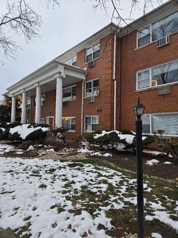 570 Princeton Street D2W, Des Plaines, IL 60016