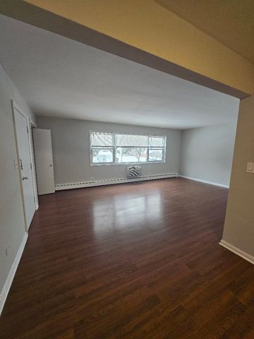 570 Princeton Street D2W, Des Plaines, IL 60016