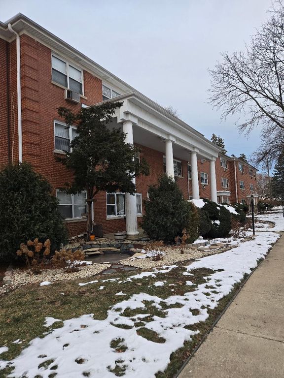 570 Princeton Street D2W, Des Plaines, IL 60016