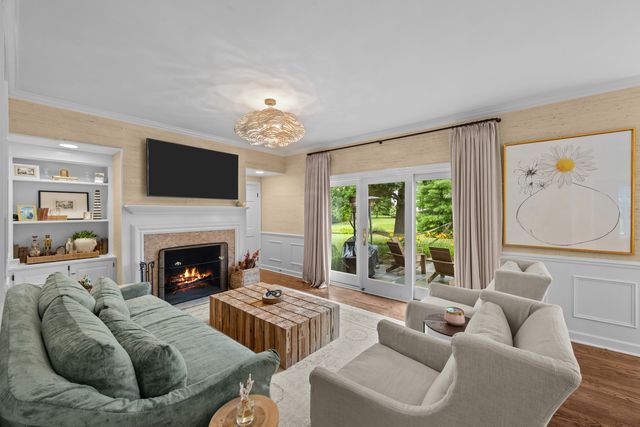 130 W Blackthorn Lane, Lake Forest, IL 60045