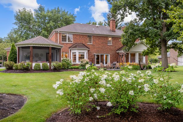 130 W Blackthorn Lane, Lake Forest, IL 60045