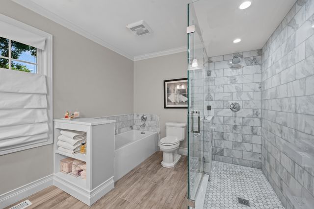130 W Blackthorn Lane, Lake Forest, IL 60045