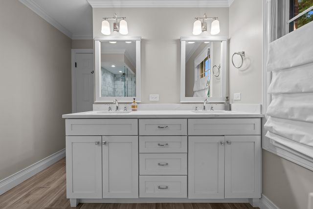 130 W Blackthorn Lane, Lake Forest, IL 60045