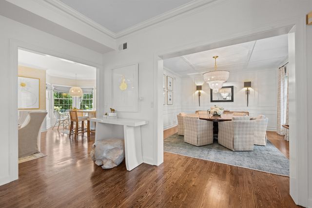 130 W Blackthorn Lane, Lake Forest, IL 60045