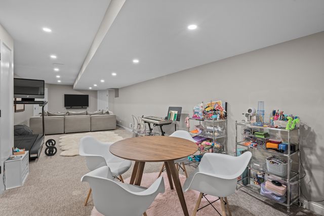 130 W Blackthorn Lane, Lake Forest, IL 60045