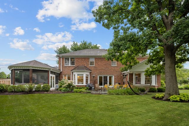 130 W Blackthorn Lane, Lake Forest, IL 60045
