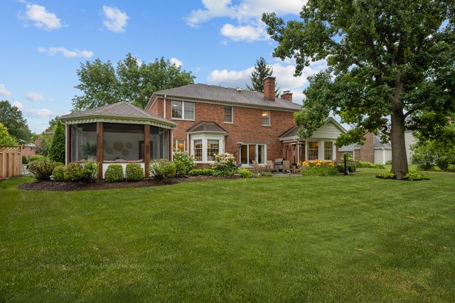 130 W Blackthorn Lane, Lake Forest, IL 60045
