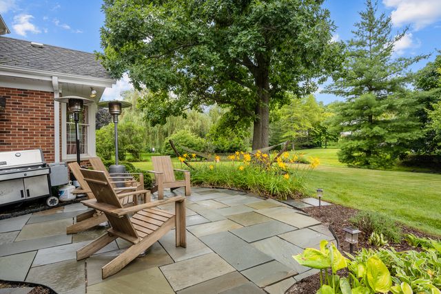 130 W Blackthorn Lane, Lake Forest, IL 60045