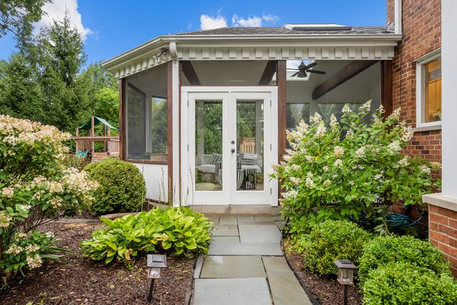 130 W Blackthorn Lane, Lake Forest, IL 60045