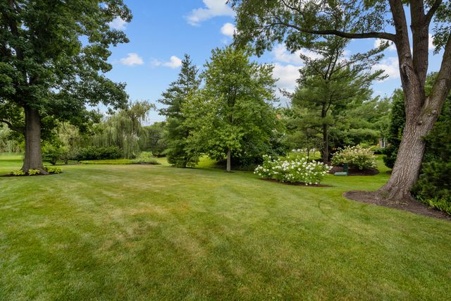 130 W Blackthorn Lane, Lake Forest, IL 60045