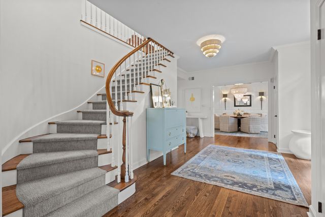 130 W Blackthorn Lane, Lake Forest, IL 60045