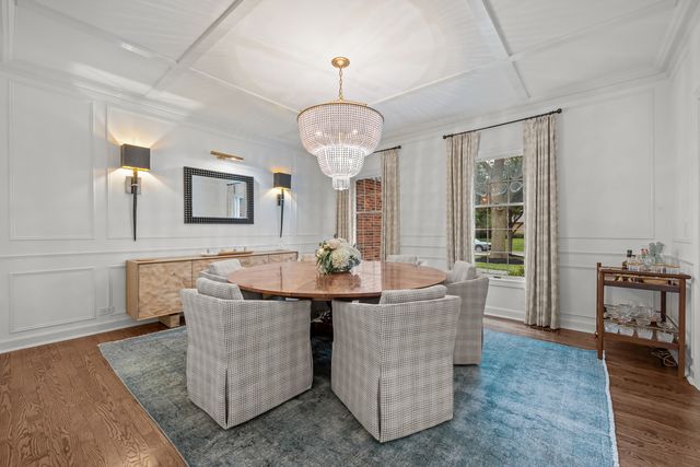 130 W Blackthorn Lane, Lake Forest, IL 60045