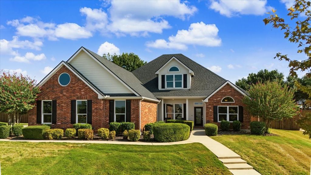 3909 Stoneshire Court, Fort Worth, TX 76179 — exterior