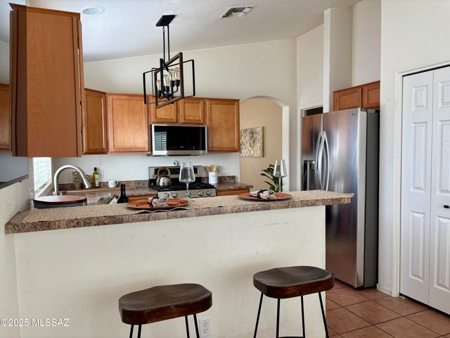 8000 W Mural Hill Drive, Tucson, AZ 85743