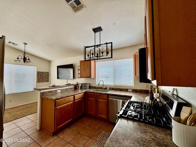 8000 W Mural Hill Drive, Tucson, AZ 85743