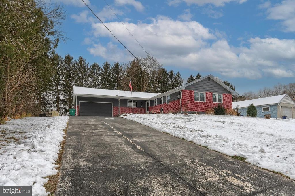 6625 JORDAN DR, Harrisburg, PA 17111