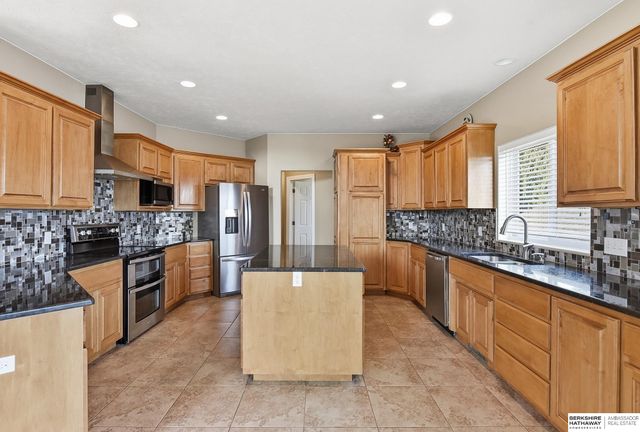 8803 OAKDALE Court, Plattsmouth, NE 68048