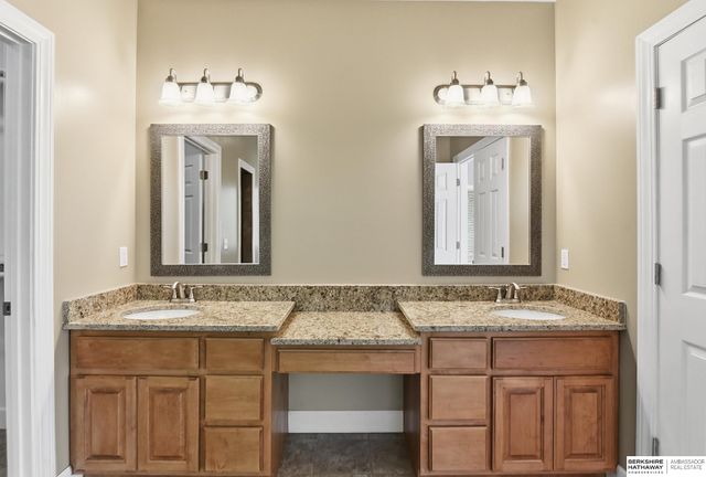 8803 OAKDALE Court, Plattsmouth, NE 68048