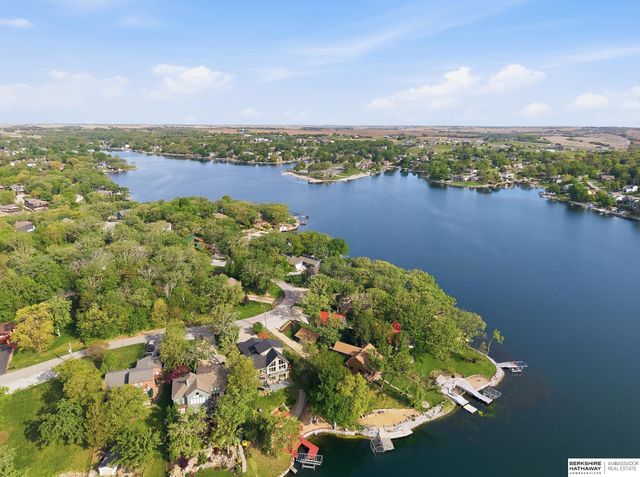 8803 OAKDALE Court, Plattsmouth, NE 68048