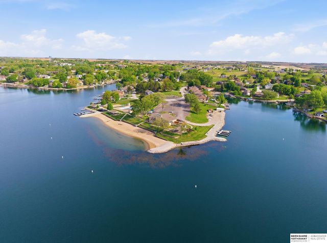 8803 OAKDALE Court, Plattsmouth, NE 68048