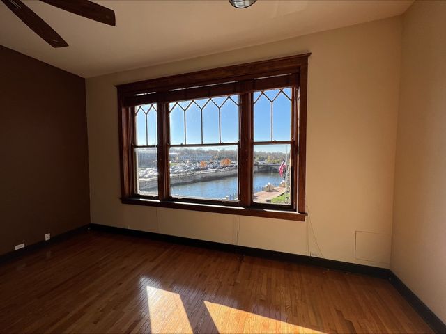 26 E Downer Place B, Aurora, IL 60505