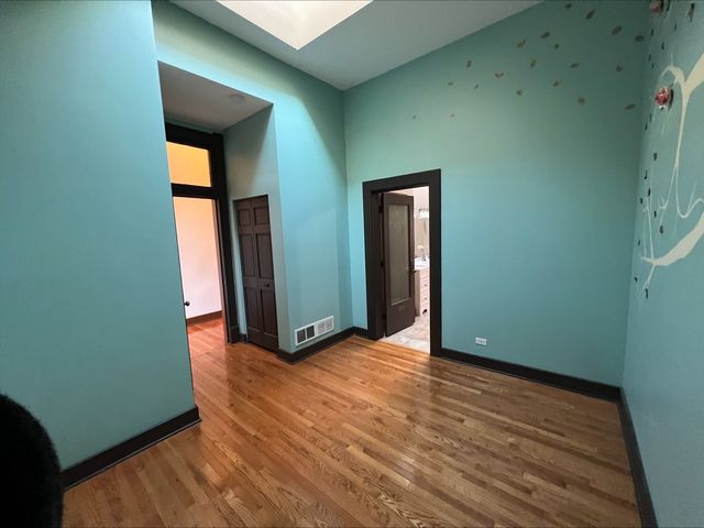 26 E Downer Place B, Aurora, IL 60505