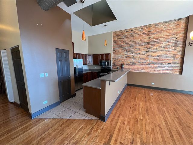 26 E Downer Place B, Aurora, IL 60505