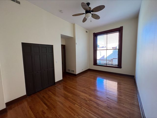 26 E Downer Place B, Aurora, IL 60505