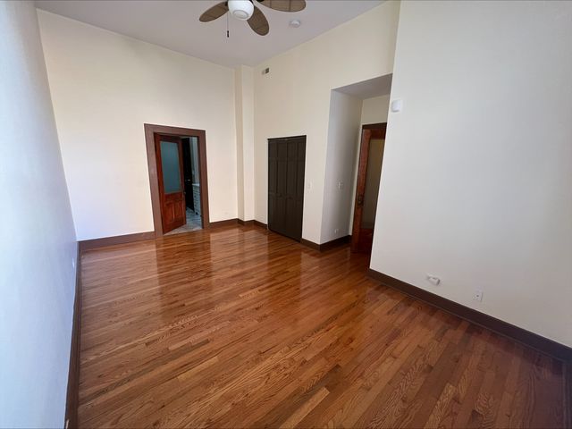 26 E Downer Place B, Aurora, IL 60505