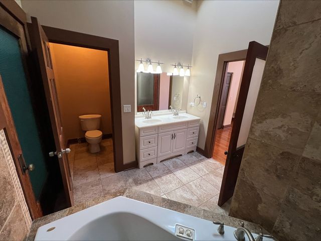 26 E Downer Place B, Aurora, IL 60505