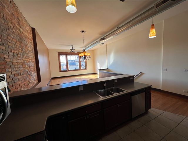 26 E Downer Place B, Aurora, IL 60505