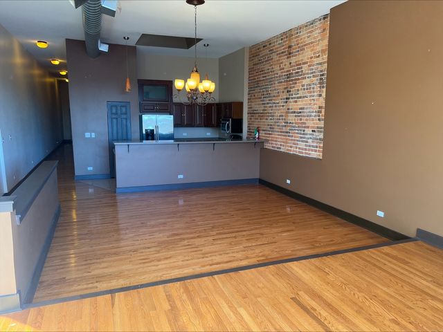 26 E Downer Place B, Aurora, IL 60505