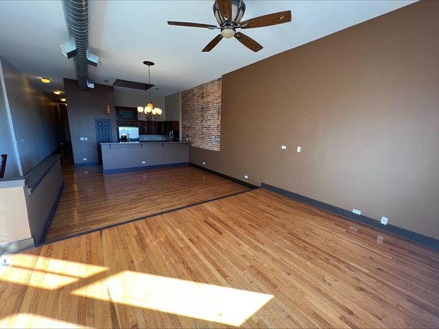 26 E Downer Place B, Aurora, IL 60505