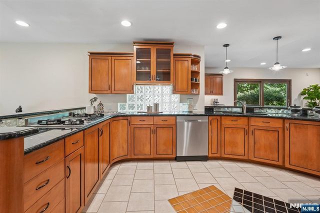 628 Omaha Way, Franklin Lakes, NJ 07417